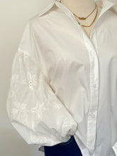 Cargar imagen en el visor de la galería, White Embroidered Buttoned Shirt
